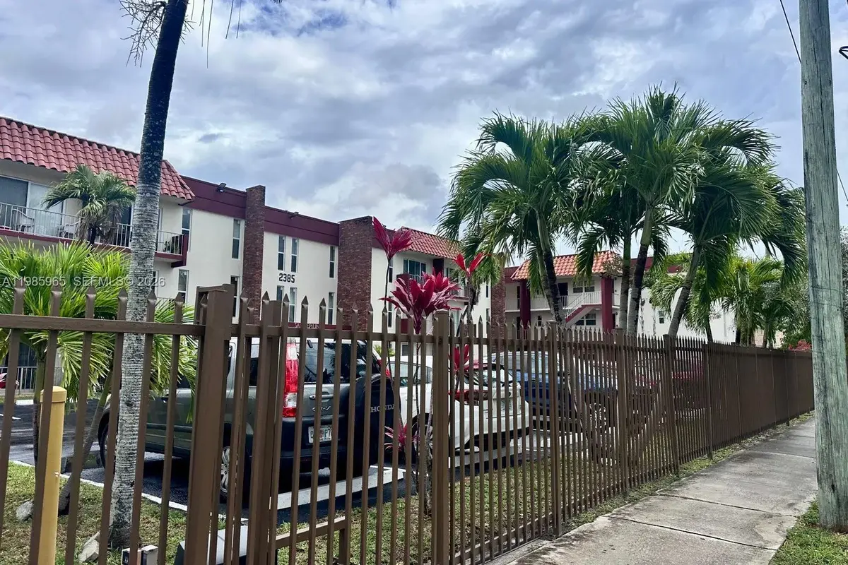 2385 NW 11th St #B16, Miami: photo 1 of 12