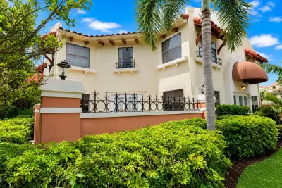 13 Uno Lago Dr, Juno Beach: photo 1 of 28