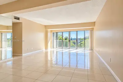 9180 Fontainebleau Blvd #401, Miami: photo 1 of 12