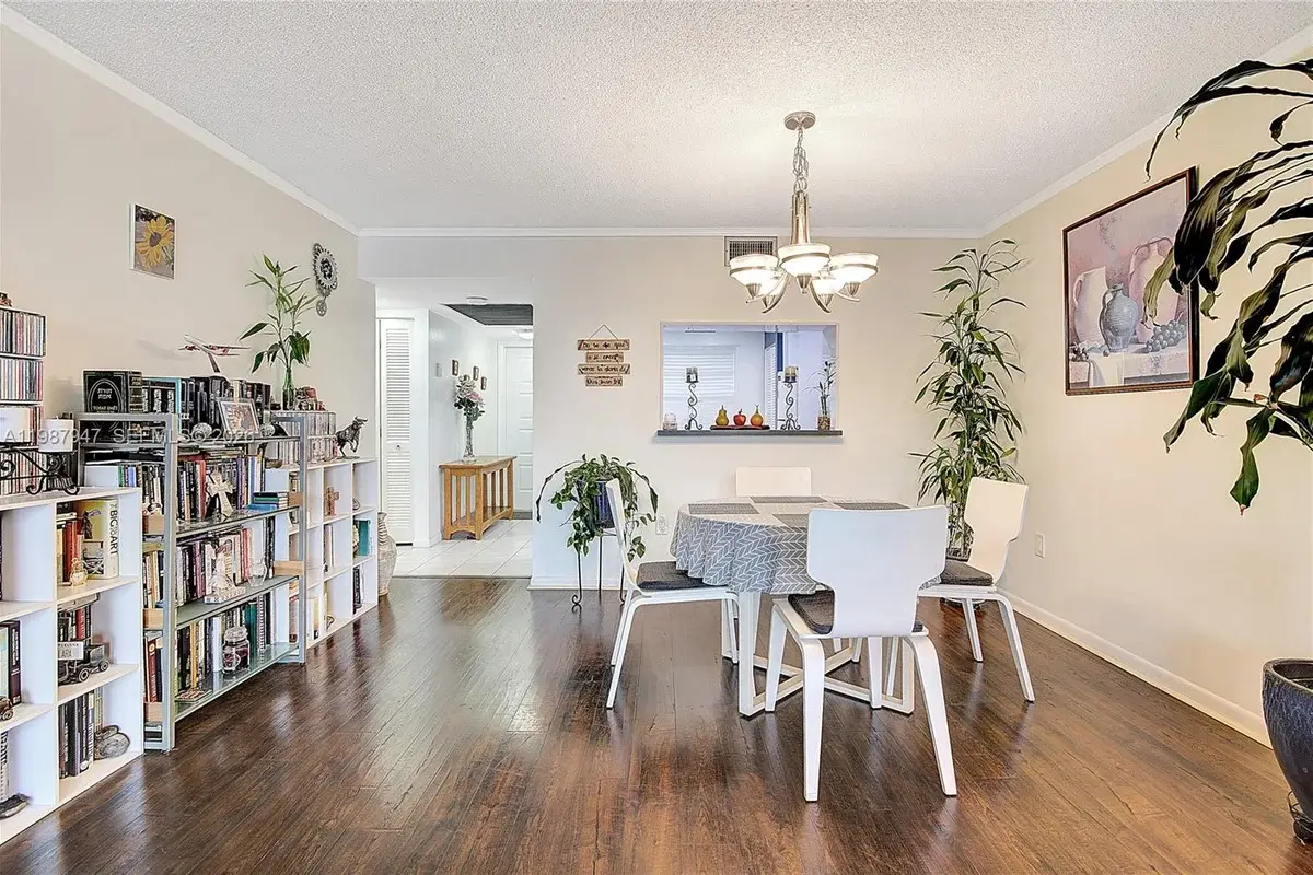 1100 Colony Point Cir #302, Pembroke Pines: photo 1 of 24
