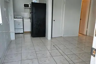 1437 NE 110th Ter #4, Miami: photo 1 of 11