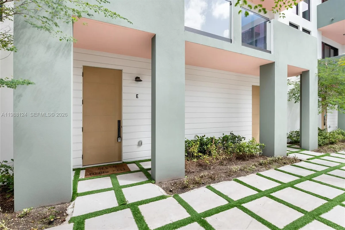 721 SW 11th St #E, Miami: photo 1 of 26