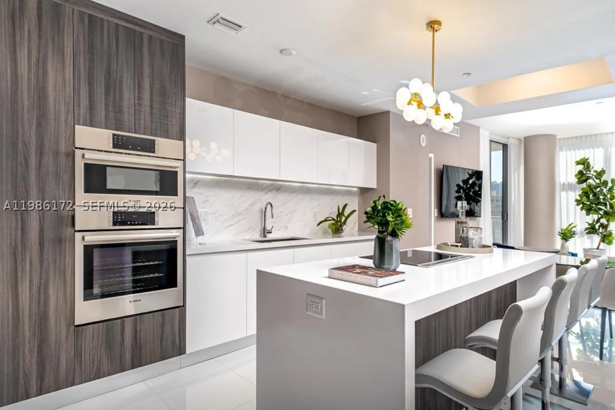 851 NE 1st Ave #1011, Miami: photo 1 of 21