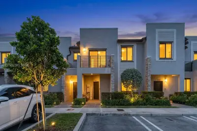 21068 NE 8th Ave, Miami: photo 1 of 38