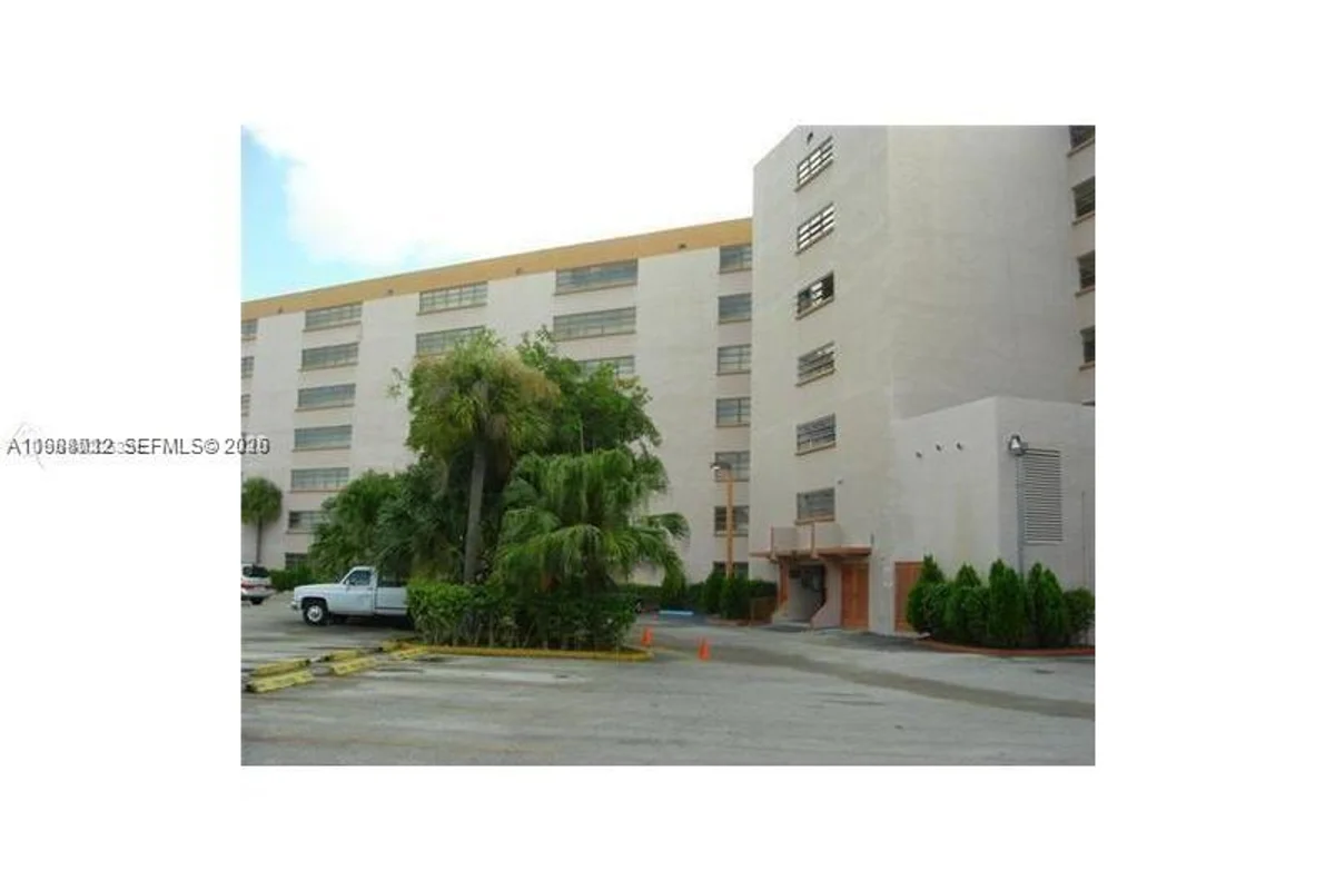 9688 Fontainebleau Blvd #205, Miami: photo 1 of 12