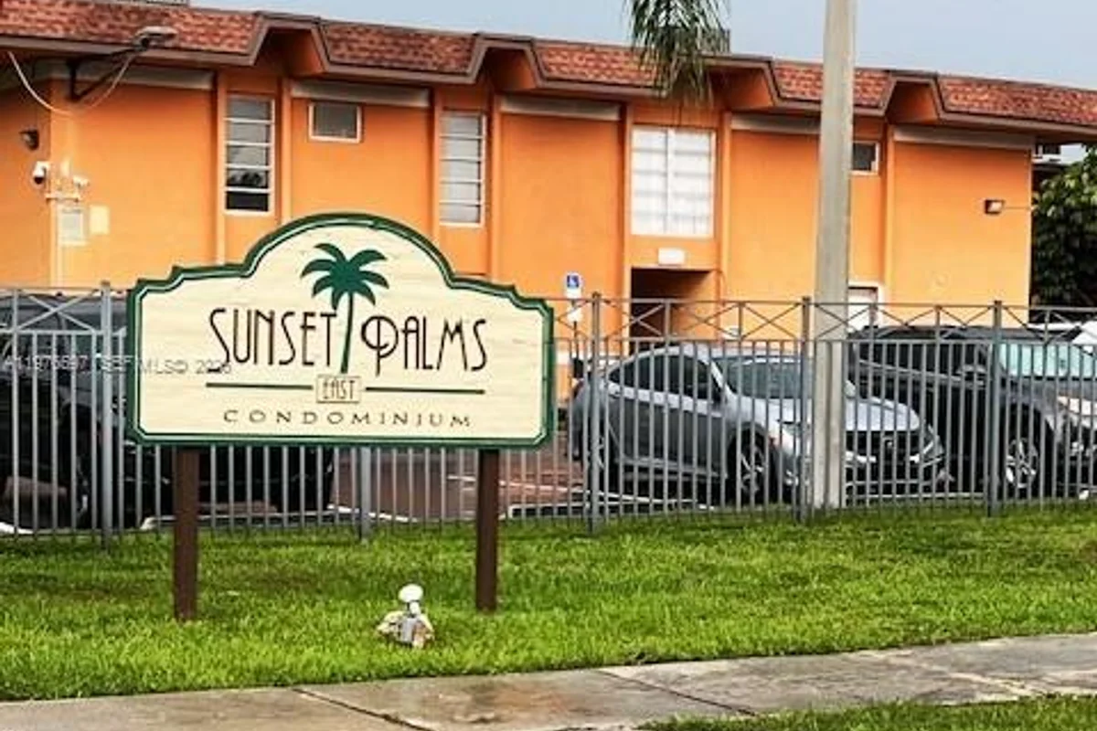 9493 SW 76th St #L4, Miami: photo 1 of 33