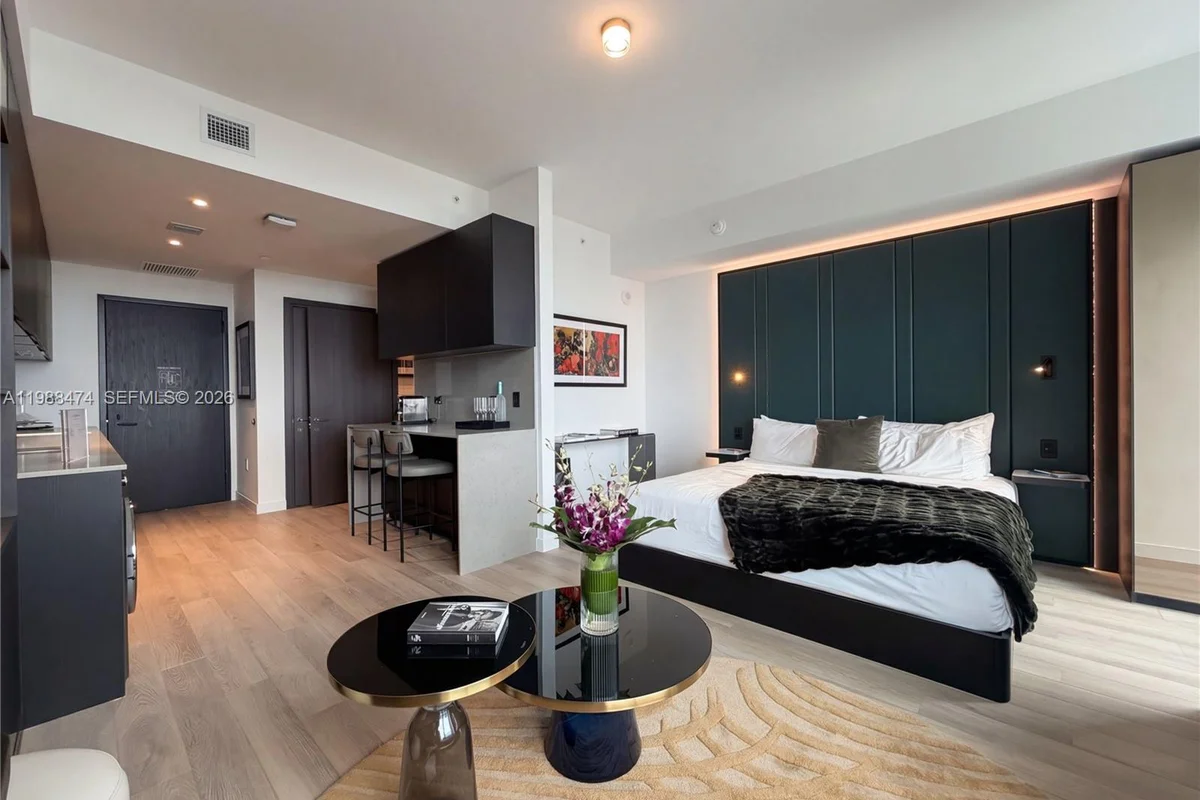 20 NE 11th St #4111, Miami: photo 1 of 26