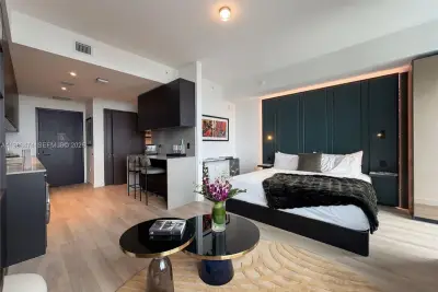20 NE 11th St #4111, Miami: photo 1 of 26