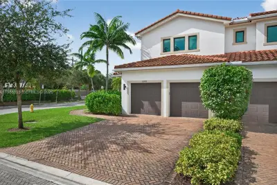 5999 E Brookfield Cir E, Hollywood: photo 1 of 47