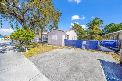 605 NW 34th Ave, Miami: photo 1 of 49