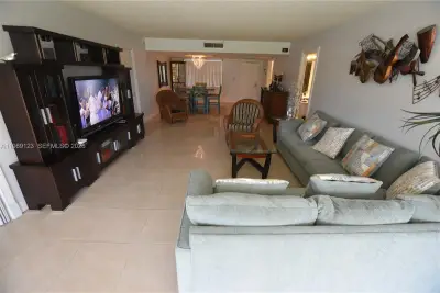 3800 Oaks Clubhouse Dr #309, Pompano Beach: photo 1 of 49