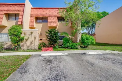 7 Ann Lee Ln, Tamarac: photo 1 of 54