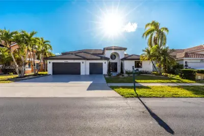 930 NW 197th Ave, Pembroke Pines: photo 1 of 33