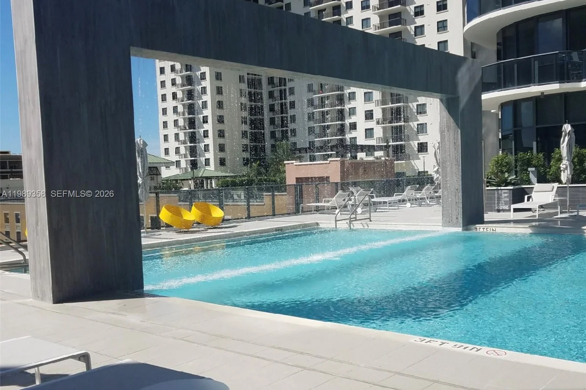 Condo in Miami: photo 1 of 8