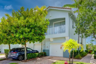 3061 Laurel Ridge Cir, Riviera Beach: photo 1 of 20