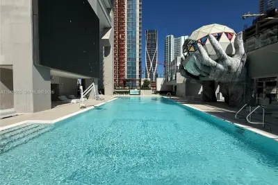 20 NE 11th St #3212b, Miami: photo 1 of 9