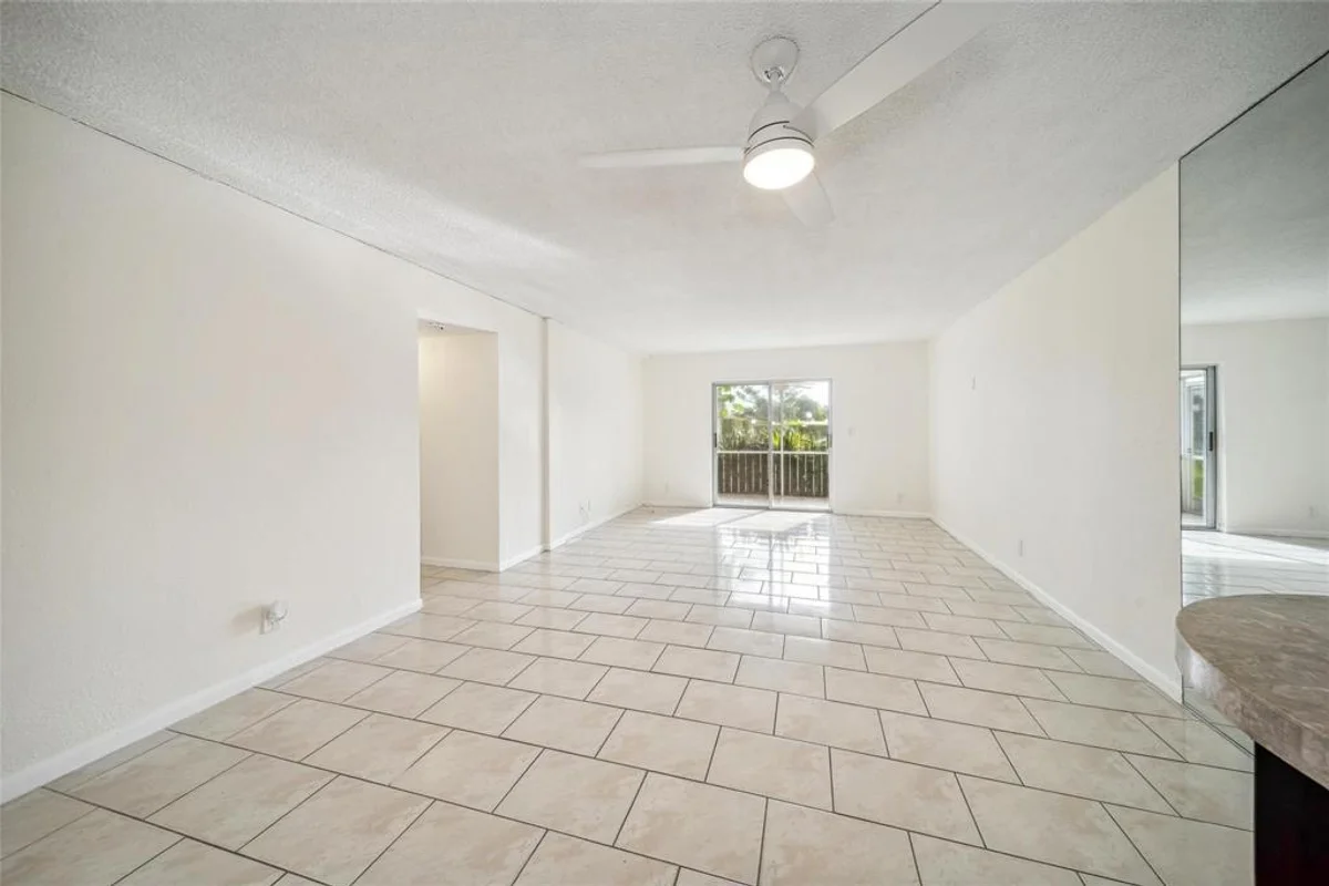 Condo in Coral Springs: photo 1 of 17
