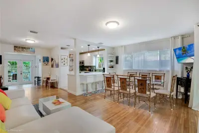 113 SW 2nd St, Hallandale Beach: photo 1 of 31