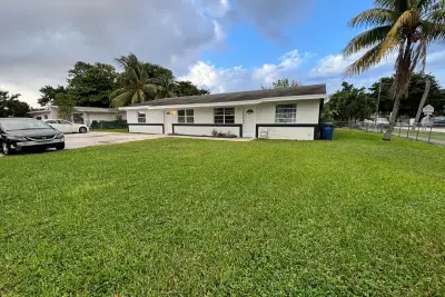 800 SW 7th St, Hallandale Beach: photo 1 of 9