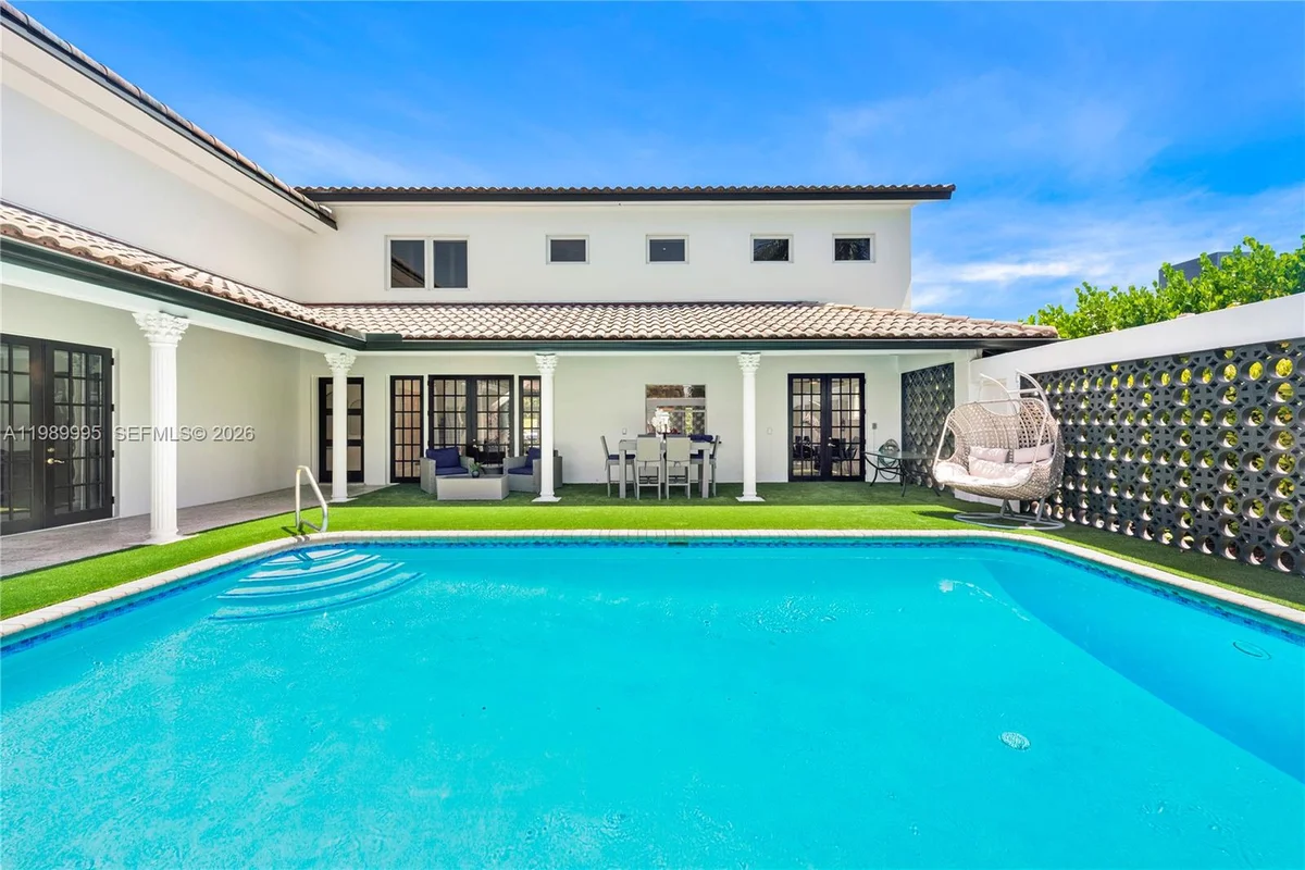 472 Sunset Dr, Hallandale Beach: photo 1 of 24
