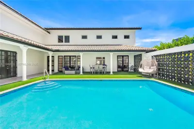 472 Sunset Dr, Hallandale Beach: photo 1 of 24