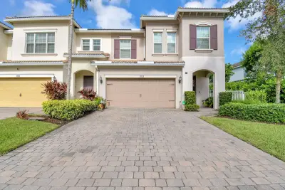 1105 Banyan Dr, Hollywood: photo 1 of 40