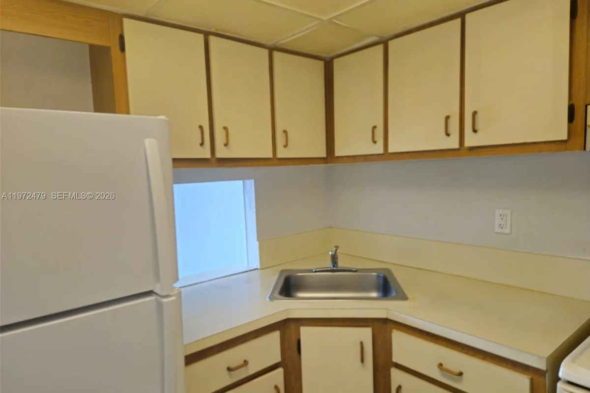 4550 NW 9th St #704E, Miami: photo 1 of 22