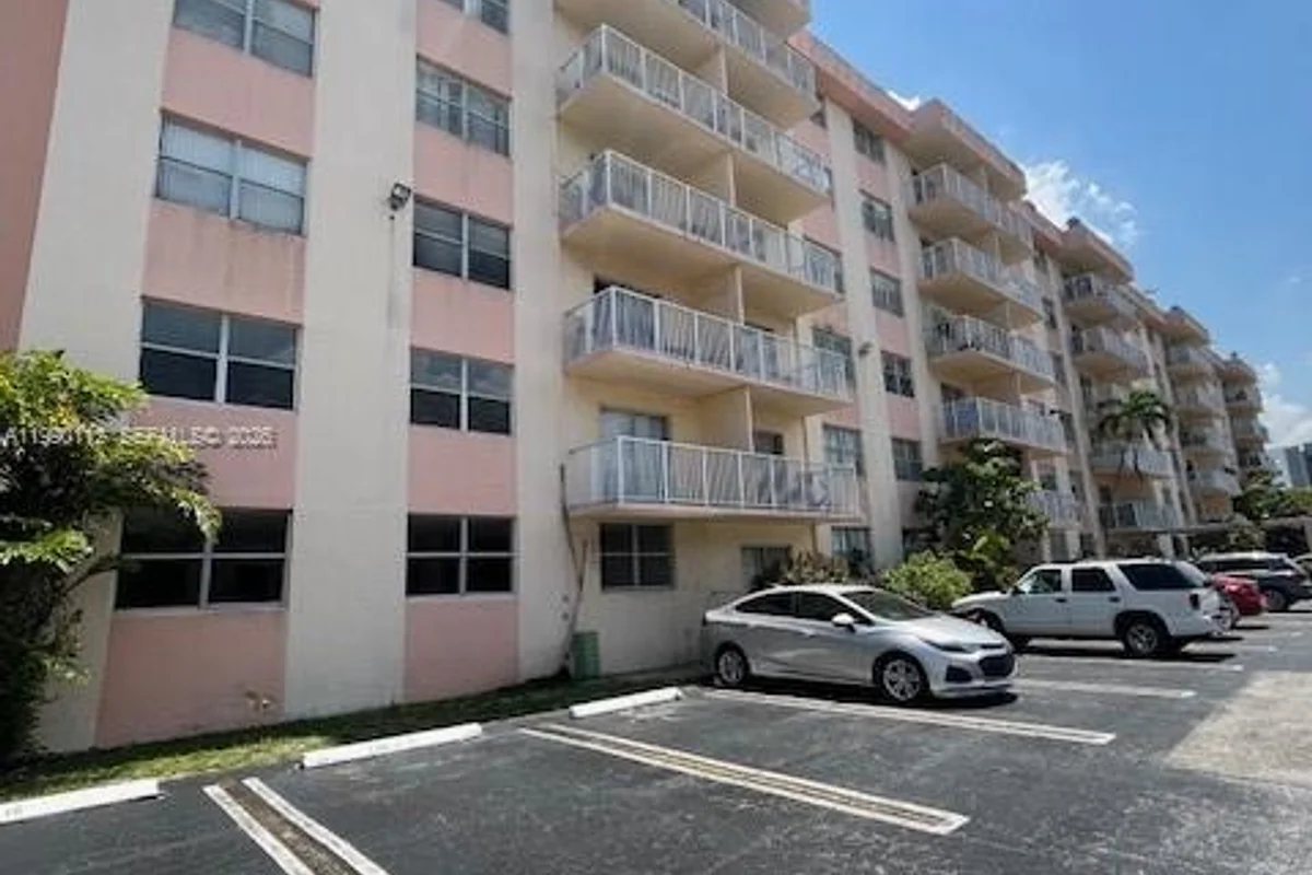 Condo in North Miami Beach: photo 1 of 14