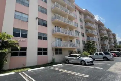 Condo in North Miami Beach: photo 1 of 14