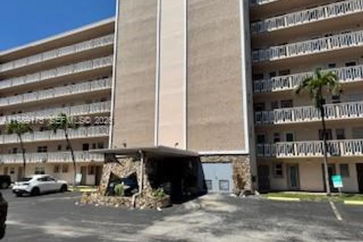 421 NE 14th Ave #401, Hallandale Beach: photo 1 of 18