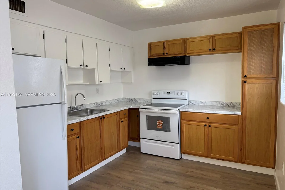 4080 SW 2nd Ter #6, Miami: photo 1 of 14