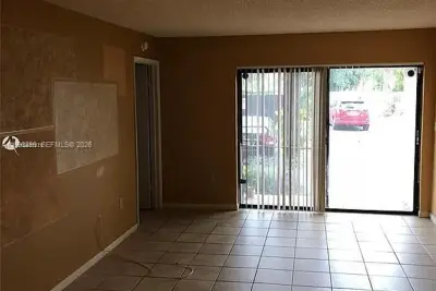7235 NW 179th St #103, Hialeah: photo 1 of 8
