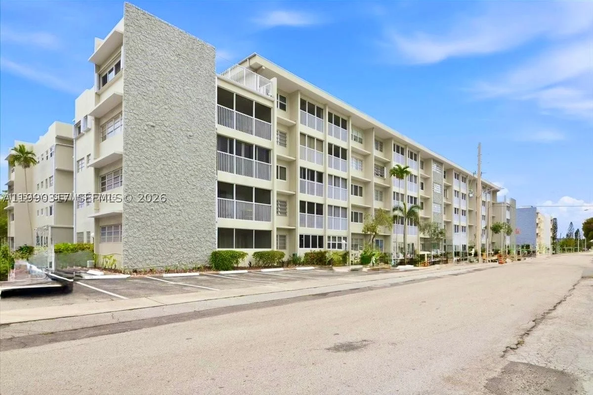 330 SE 2nd St #101G, Hallandale Beach: photo 1 of 33