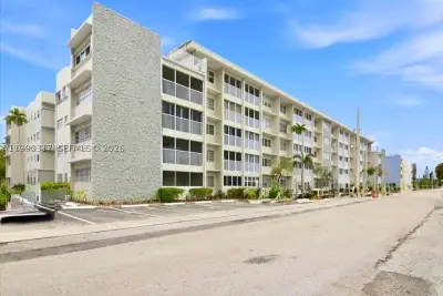 330 SE 2nd St #101G, Hallandale Beach: photo 1 of 33