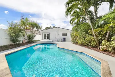 8850 NE 4th Ave, El Portal: photo 1 of 21