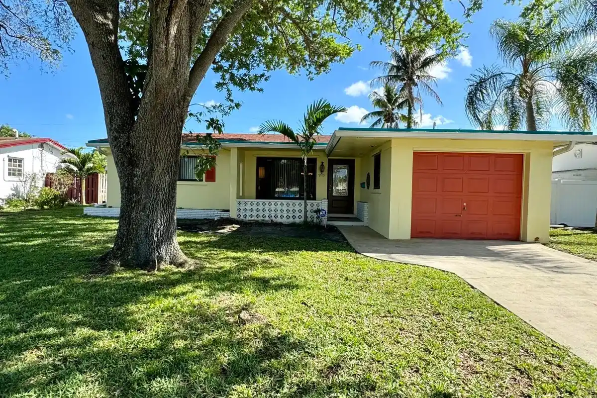 3510 Taft St, Hollywood: photo 1 of 17
