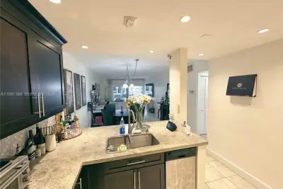 450 Paradise Isle Blvd #102, Hallandale Beach: photo 1 of 28