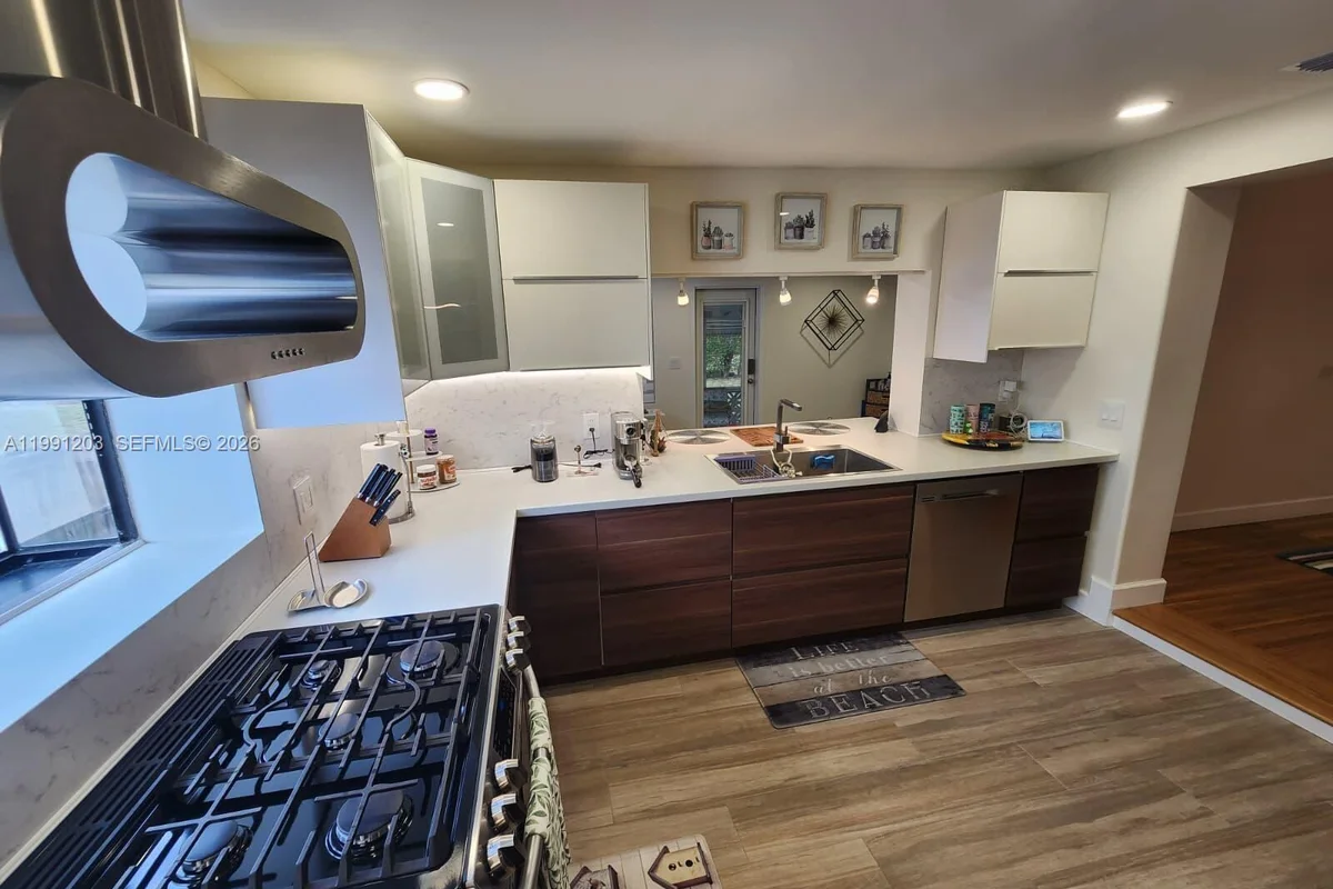 831 Plover Ave, Miami Springs: photo 1 of 18