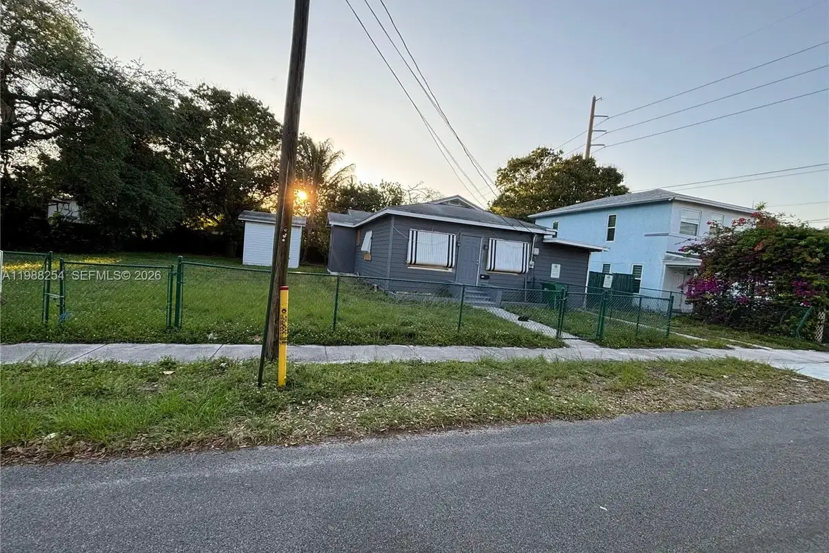 214 SW 1st Ave, Dania Beach: photo 1 of 7