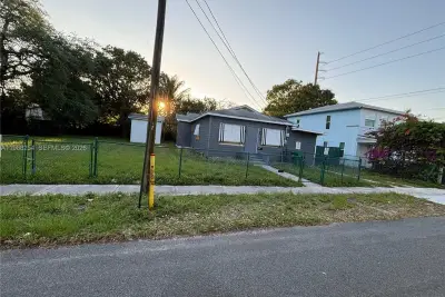 214 SW 1st Ave, Dania Beach: photo 1 of 7