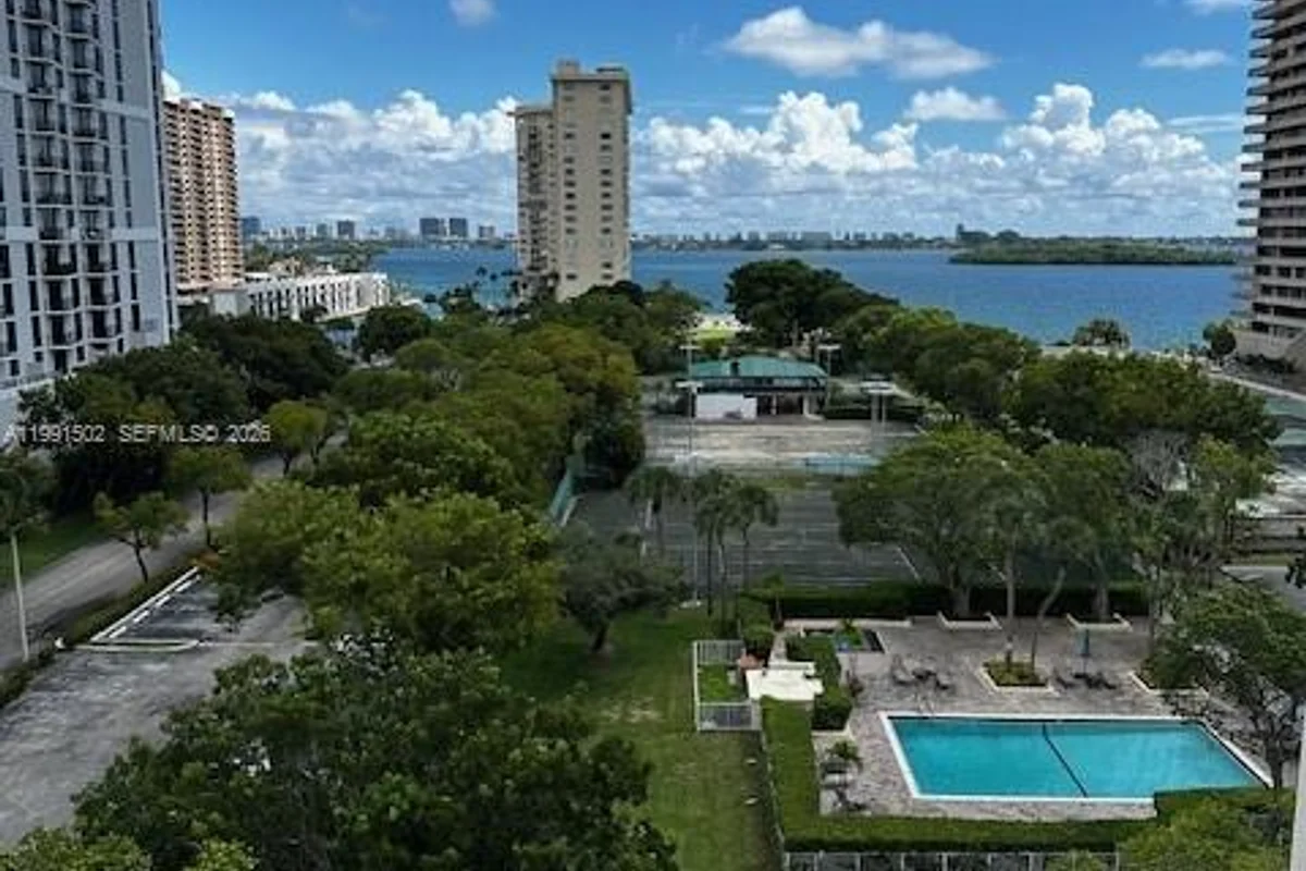 Condo in Miami: photo 1 of 17