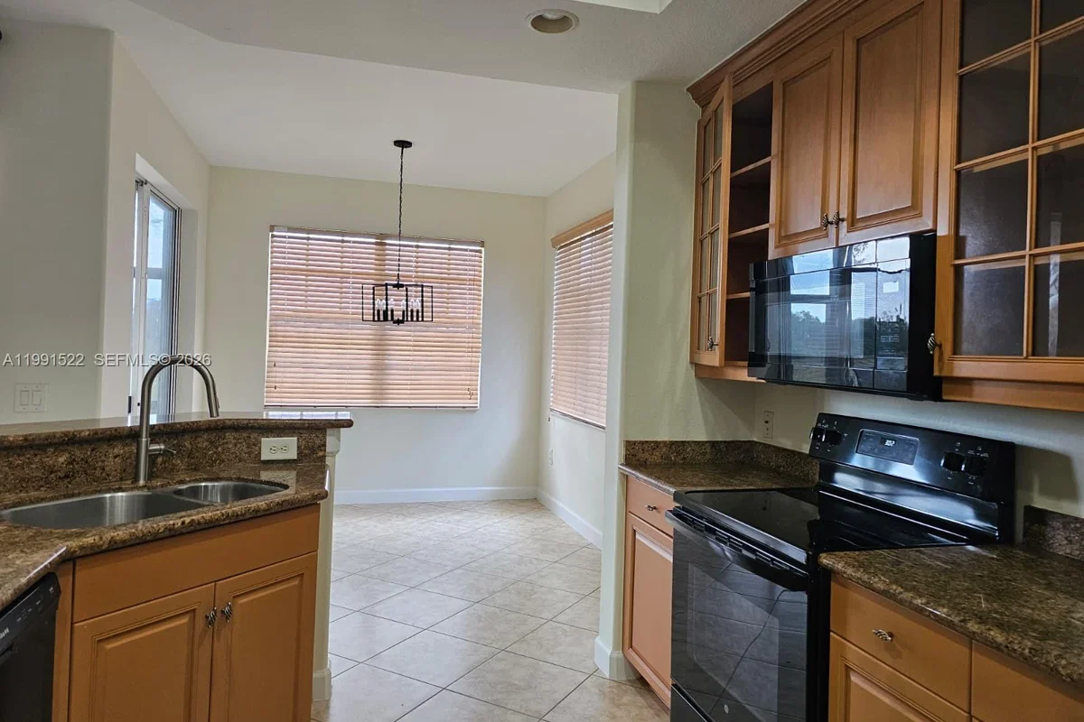 Villa in Parkland: photo 1 of 27