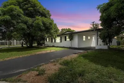 4900 NW 14th St, Lauderhill: photo 1 of 28
