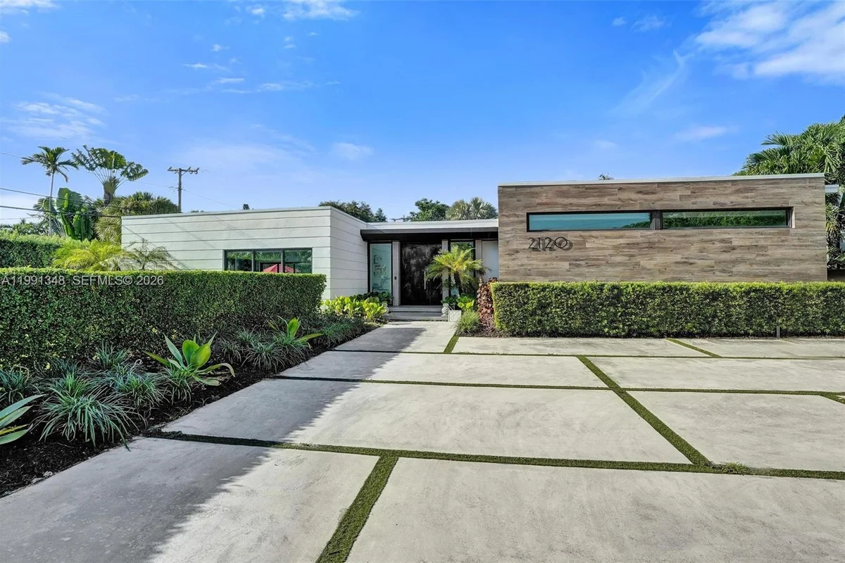 2120 NE 197th Ter, Miami: photo 1 of 43