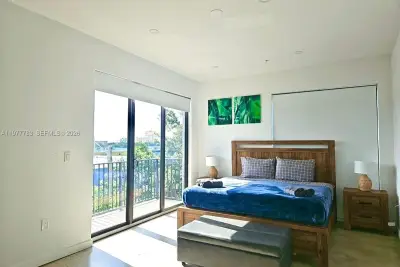 7105 NE 4 Ct, Miami: photo 1 of 14