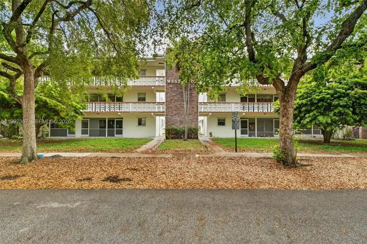 412 S Luna Ct #11, Hollywood: photo 1 of 22