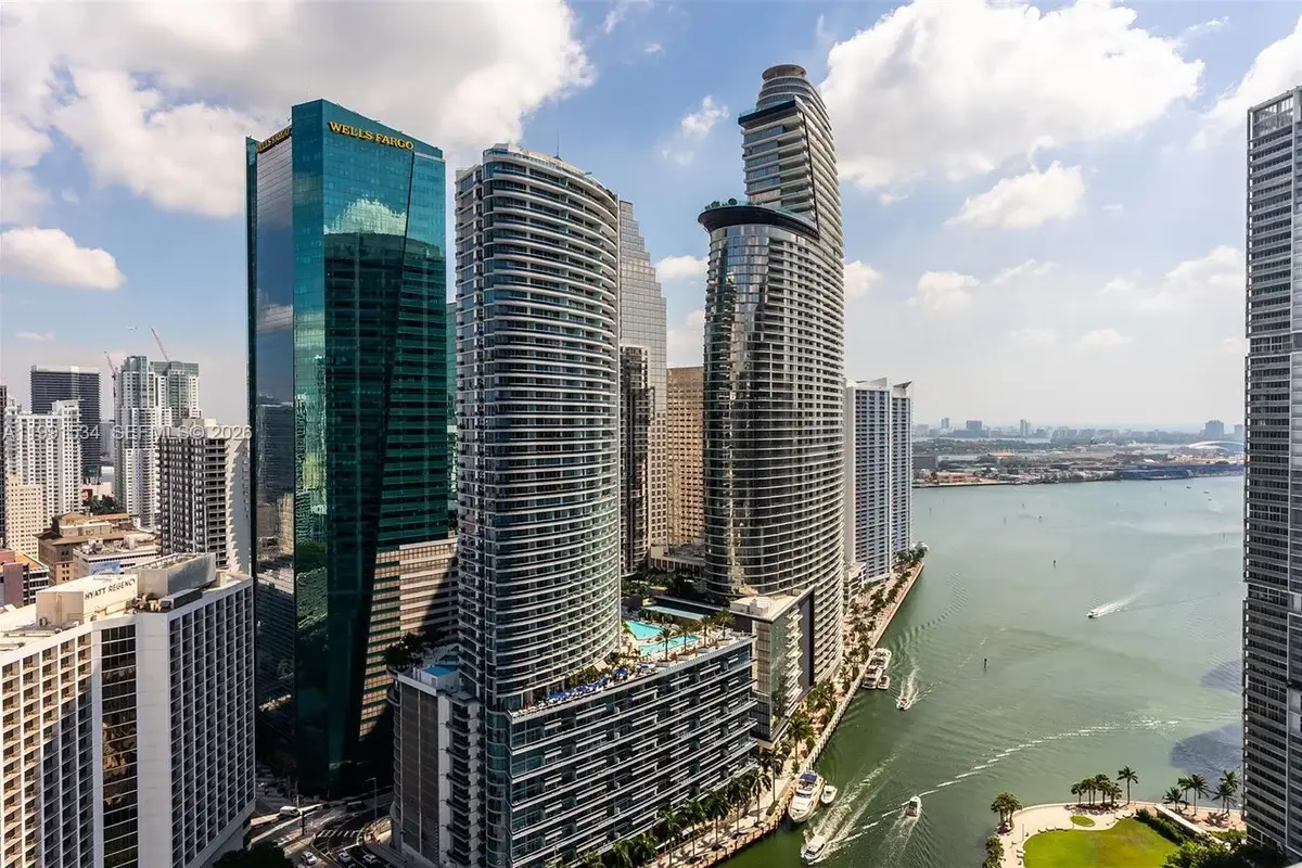77 SE 5th St #2403, Miami: photo 1 of 94