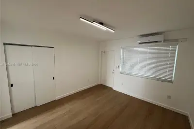 7035 NE 4th Ct #4, Miami: photo 1 of 4