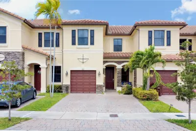 3323 W 90th Ter, Hialeah: photo 1 of 21