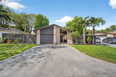 10861 SW 132nd Cir Ct, Miami: photo 1 of 42